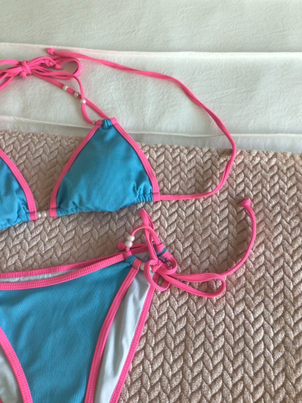 Bikini - Picture 3 of 8